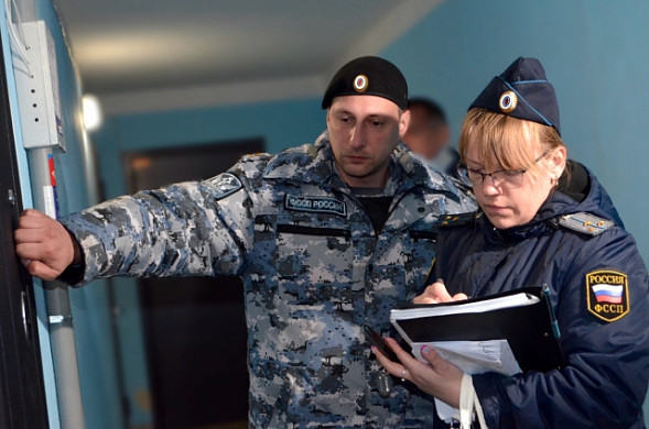 Приставы проконтролировали ремонт канализации в одном из домов в Кинешме